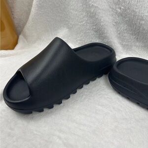 Yeezy Slides Onyx (size15)